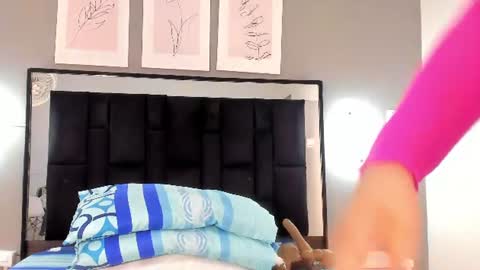 Snapshot of zoe_curvyy chatting on June 20, 12:19 pm zoe_curvyy online show from June 20, 12:19 pm