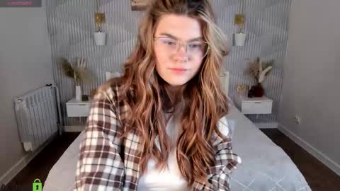 Snapshot of zoe_j0y chatting on February 16, 6:31 am Zoe online show from February 16, 6:31 am