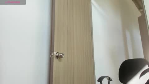 zoe_maddison19 online show from December 13, 7:53 pm