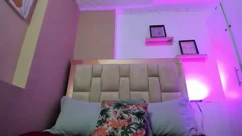 zoe_moreau online show from December 19, 7:10 pm