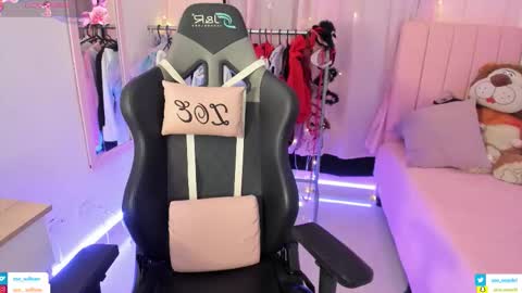 zoe_sullivan_ online show from February 6, 9:01 am