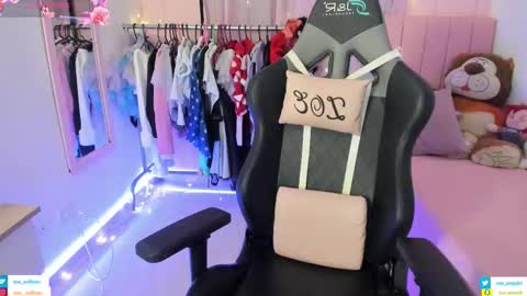 zoe_sullivan_ online show from February 8, 9:34 am