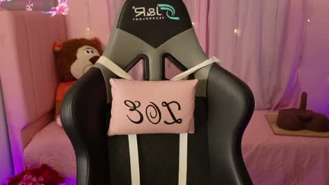 zoe_sullivan_ online show from April 18, 9:13 am