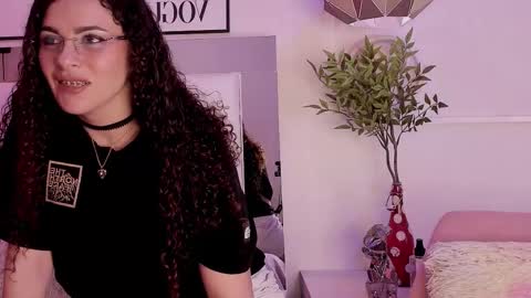 Snapshot of zoehilton chatting on February 25, 3:49 am Zoe online show from February 25, 3:49 am