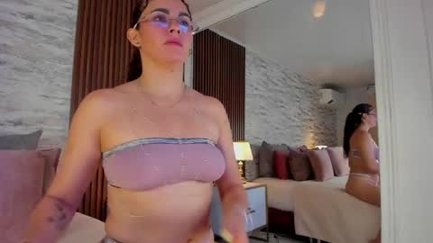 zoehiltonx online show from May 30, 1:30 pm