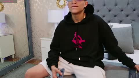 Zoe Krug online show from January 7, 7:05 pm