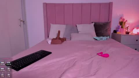 Snapshot of zoemiller32 chatting on July 21, 7:22 am CuteZoe online show from July 21, 7:22 am