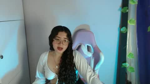 Snapshot of zoesinclair chatting on December 3, 7:56 pm Zoe online show from December 3, 7:56 pm