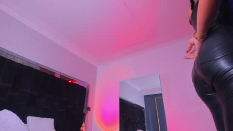 zoevidal_ online show from December 30, 2:51 pm