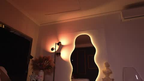 zoevidal_ online show from April 8, 12:38 pm