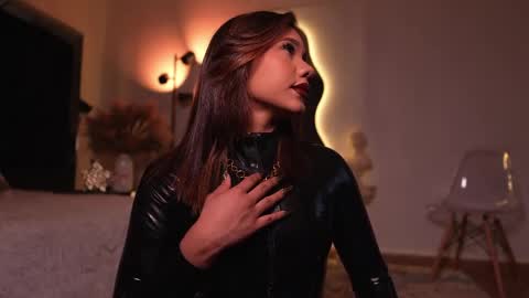 zoevidal_ online show from April 11, 12:09 pm