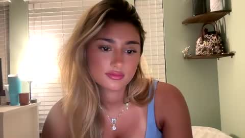 Snapshot of zoeycaldwellxo chatting on August 4, 1:31 am make sure you follow my FREE Onlyfans online show from August 4, 1:31 am
