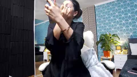 Zoey online show from November 27, 7:05 pm