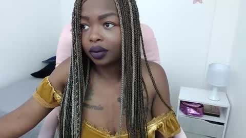 Snapshot of zooee_p chatting on January 3, 11:35 am Zooe online show from January 3, 11:35 am
