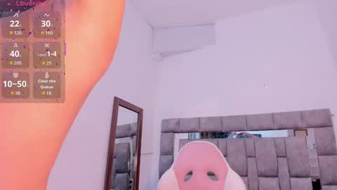 Snapshot of zulyjones chatting on October 7, 11:51 am Zuly online show from October 7, 11:51 am