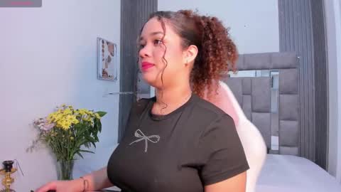 Snapshot of zulyjones chatting on November 18, 12:53 pm Zuly online show from November 18, 12:53 pm