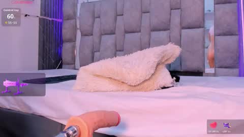 Snapshot of zulyjones chatting on February 19, 1:18 pm Zuly online show from February 19, 1:18 pm