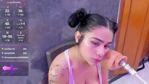 Snapshot of zyle_boobs_ chatting on December 8, 7:22 pm ZYLE online show from December 8, 7:22 pm