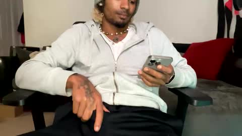 Snapshot of zylr chatting on November 11, 9:31 am mixedtwinklol online show from November 11, 9:31 am