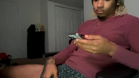 Snapshot of zylr chatting on November 18, 7:02 am mixedtwinklol online show from November 18, 7:02 am