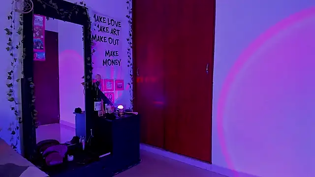 Snapshot of little_kayla_ chatting on November 28, 9:17 pm little kayla online show from November 28, 9:17 pm