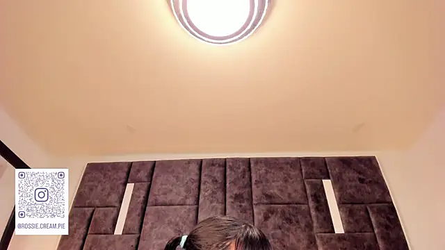 Snapshot of Petit-Rosse chatting on March 5, 11:38 pm Petit-Rosse online show from March 5, 11:38 pm