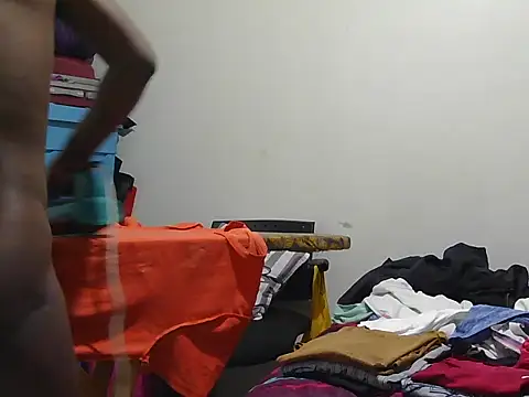 Snapshot of sluttylaura21 chatting on October 19, 12:50 pm sluttylaura21 online show from October 19, 12:50 pm