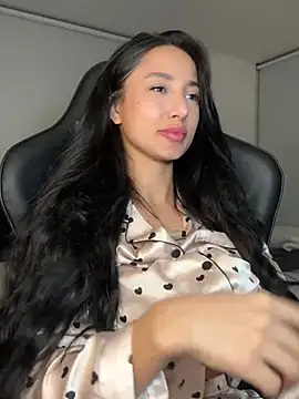 EvaMoet online show from December 6, 8:05 am