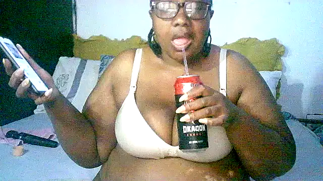 Snapshot of YELLOW_BONE chatting on October 31, 8:59 am YELLOW BONE online show from October 31, 8:59 am