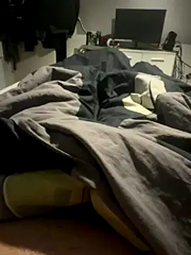 Snapshot of spritzerboy23 chatting on December 21, 10:28 pm spritzerboy23 online show from December 21, 10:28 pm