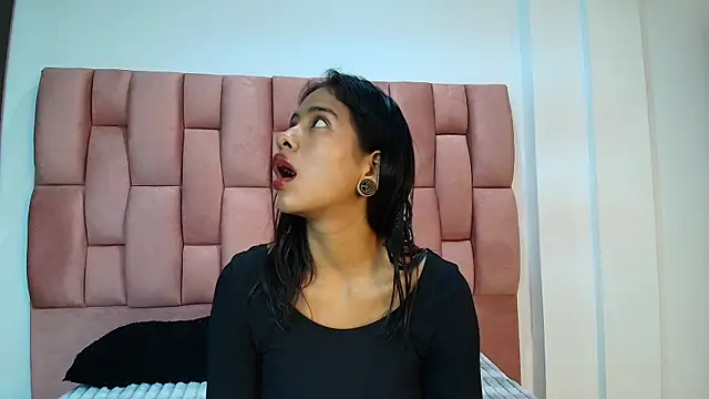 JuliKim  online show from February 18, 12:45 pm