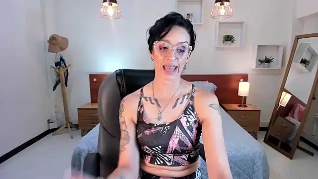 Kristen Garner online show from January 11, 8:54 pm