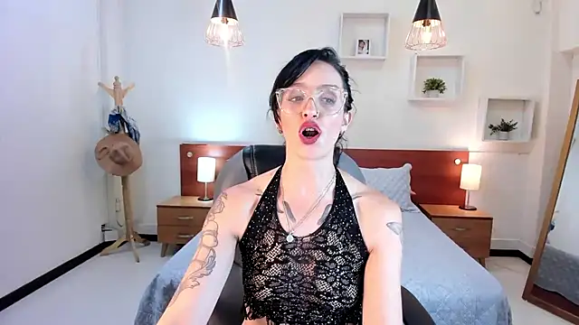 Kristen Garner online show from January 16, 12:02 am