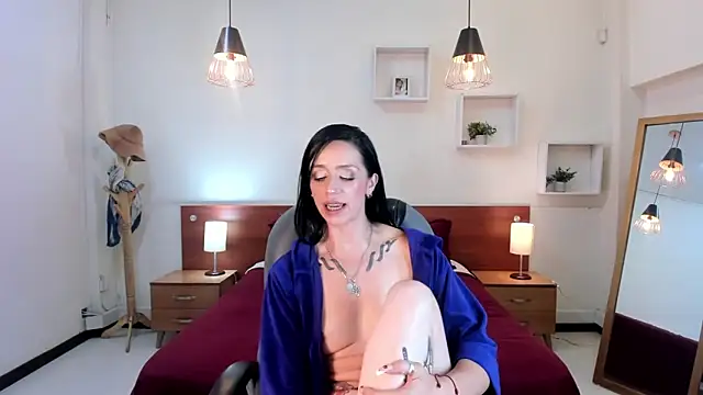 Kristen Garner online show from February 13, 12:02 am