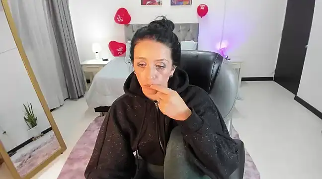 Kristen Garner online show from February 17, 11:42 pm