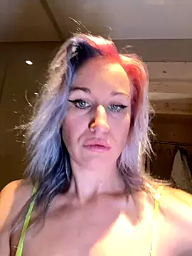 Snapshot of Dina-Light chatting on December 4, 9:46 pm Dina-Light online show from December 4, 9:46 pm