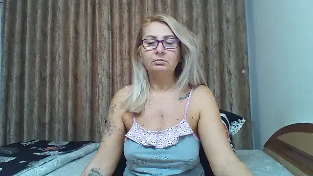 Snapshot of PussyEvely chatting on November 11, 5:40 am PussyEvely online show from November 11, 5:40 am