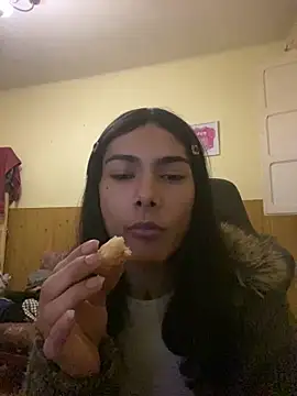 Snapshot of calliemaggotbone chatting on April 1, 12:06 pm calliemaggotbone online show from April 1, 12:06 pm