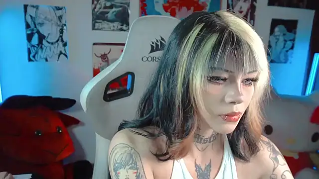 Snapshot of Deadly_Doll chatting on October 10, 10:53 pm Deadly Doll online show from October 10, 10:53 pm