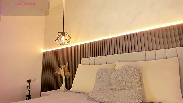 SHANONCLARK online show from October 6, 7:00 pm