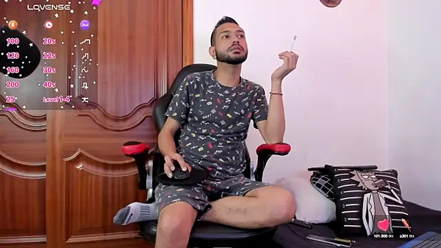 Snapshot of Aron_Baylor chatting on October 11, 8:46 am Aron Baylor online show from October 11, 8:46 am