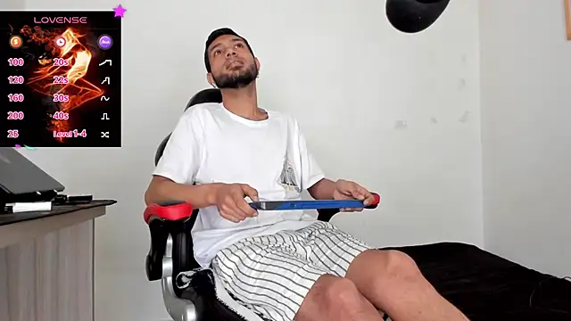 Snapshot of Aron_Baylor chatting on November 21, 11:42 am Aron Baylor online show from November 21, 11:42 am