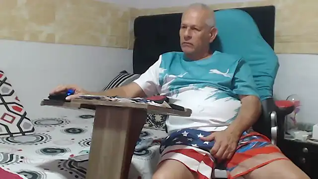 VALENTINO1983  online show from October 7, 2:42 am