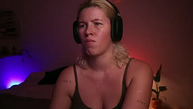 Snapshot of moonamii chatting on December 2, 5:15 pm moonamii online show from December 2, 5:15 pm