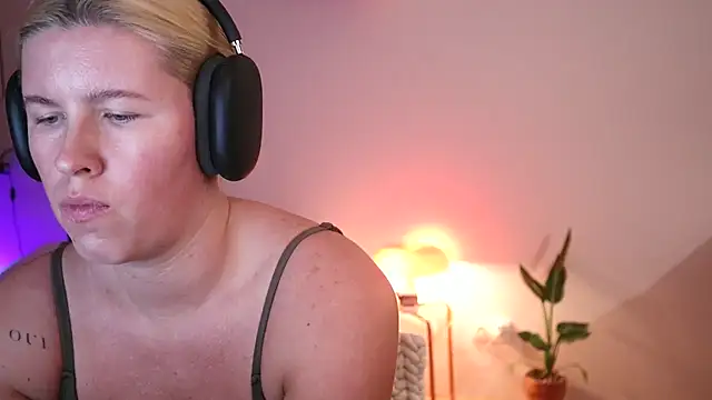 Snapshot of moonamii chatting on December 4, 8:51 pm moonamii online show from December 4, 8:51 pm