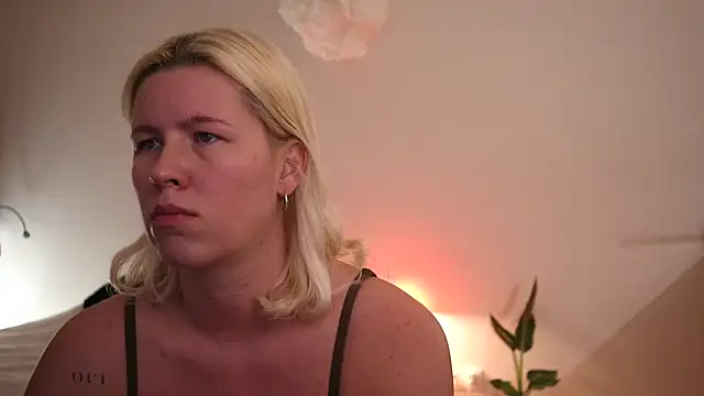 Snapshot of moonamii chatting on December 9, 6:14 pm moonamii online show from December 9, 6:14 pm