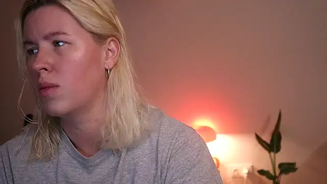 Snapshot of moonamii chatting on December 10, 2:17 pm moonamii online show from December 10, 2:17 pm