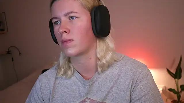 Snapshot of moonamii chatting on December 10, 5:33 pm moonamii online show from December 10, 5:33 pm