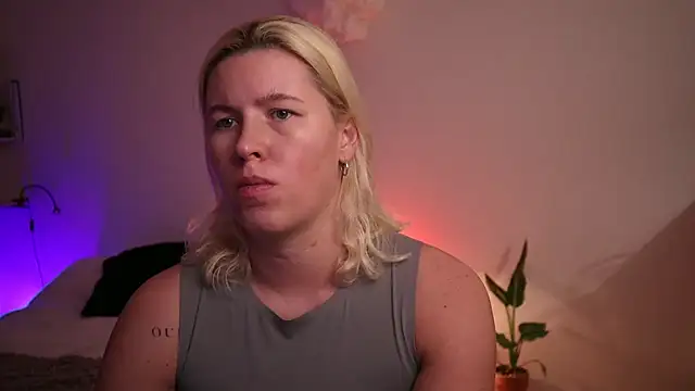 Snapshot of moonamii chatting on December 11, 4:20 pm moonamii online show from December 11, 4:20 pm