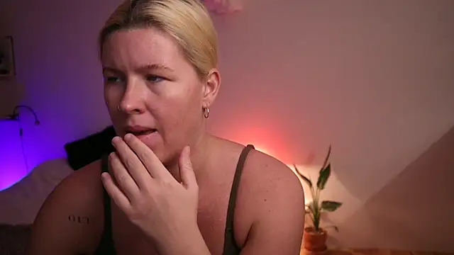 Snapshot of moonamii chatting on December 15, 7:42 pm moonamii online show from December 15, 7:42 pm